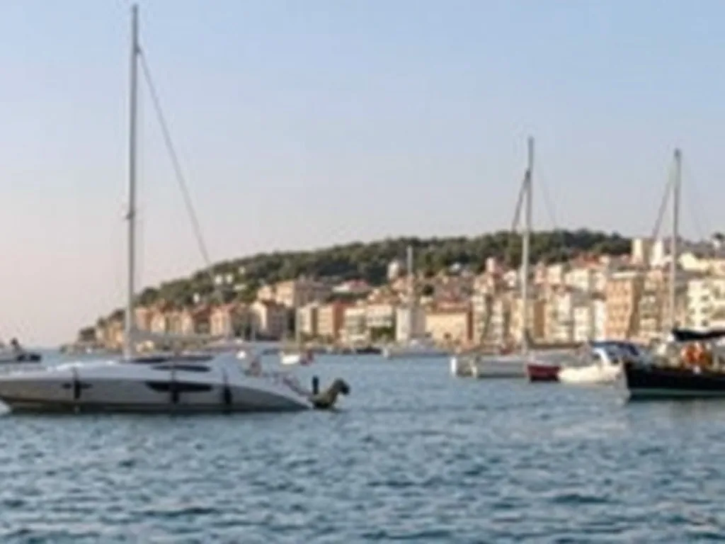 Bennes de tri et conteneurs dans la déchetterie de La Ciotat
